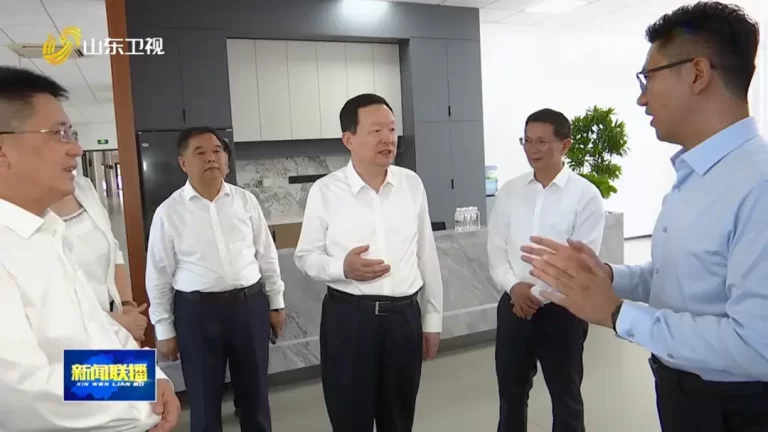 山东省委副书记、省长周乃翔（中）听取易运盈董事长苏杭（右1）汇报